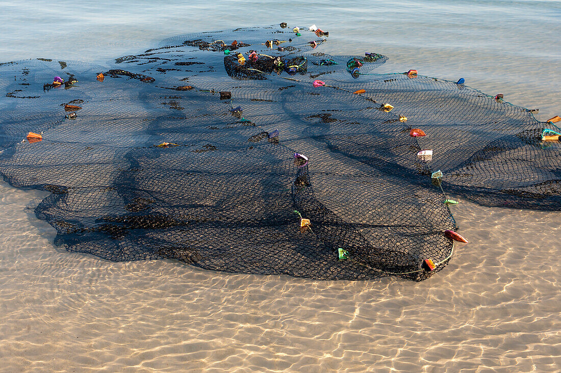 Fishing nets spread out in the shallow … – License image – 70401304 ❘  lookphotos