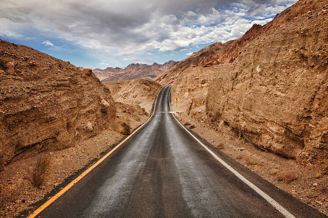 Narrow road through Death Valley … – License image – 70401438 lookphotos