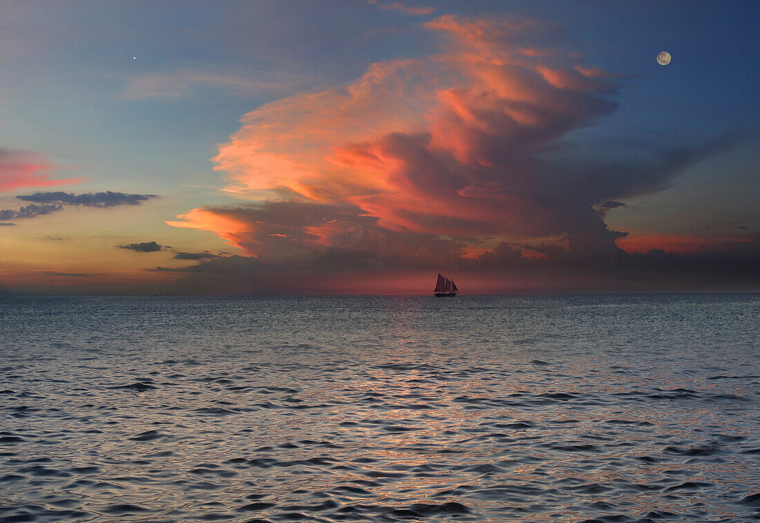 Blick auf Schaluppe am Horizont bei Sonnenuntergang, Boracay, Philippinen, Asien