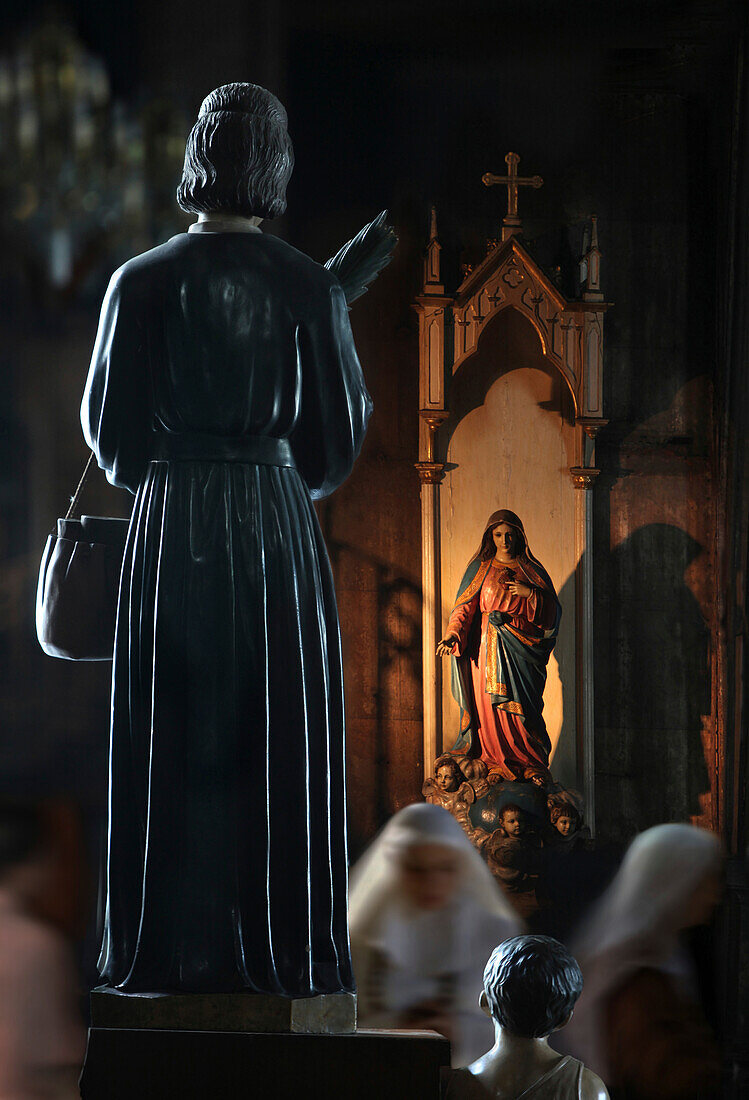 Nonnen und Statuen in der Basilica de San Sebastian, Manila, Philippinen, Asien