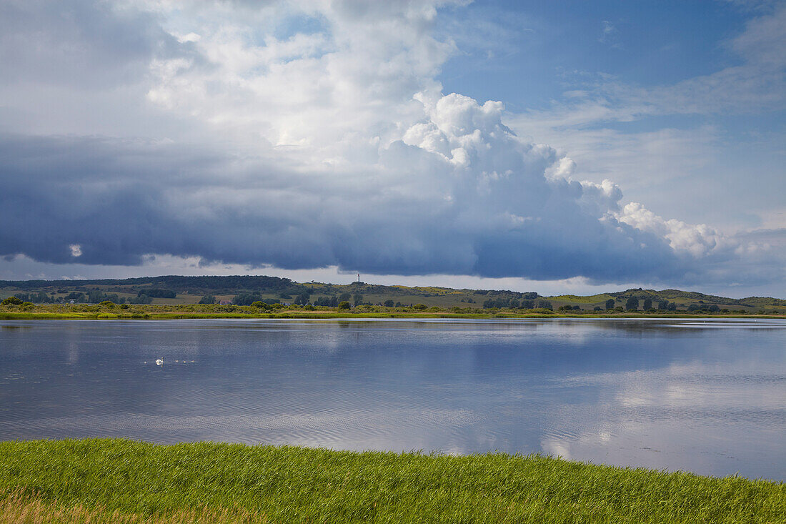 Quellwolken über der Insel Hiddensee, Vitter Bodden und Dornbusch mit dem Leuchtturm, Nationalpark Vorpommersche Boddenlandschaft, Ostsee, Mecklenburg Vorpommern, Deutschland, Europa