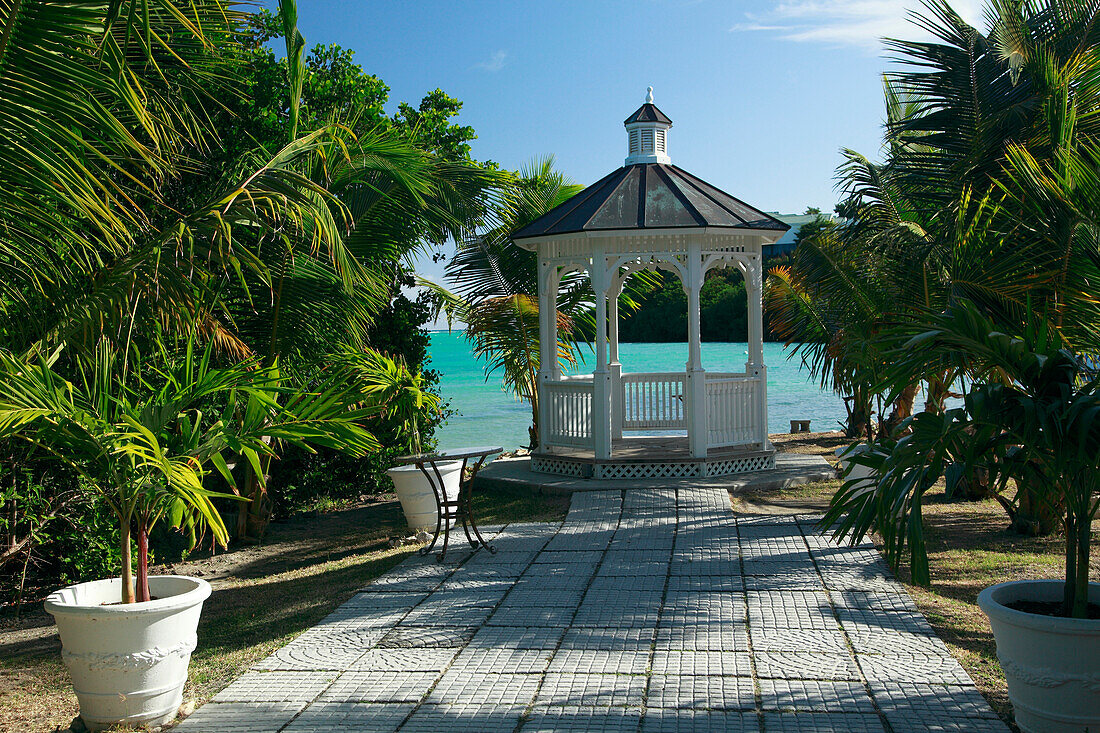 Weisser Pavillon am Meer, Gazebo im The Veranda Resort, Antigua, Westindische Inseln, Karibik, Mittelamerika, Amerika