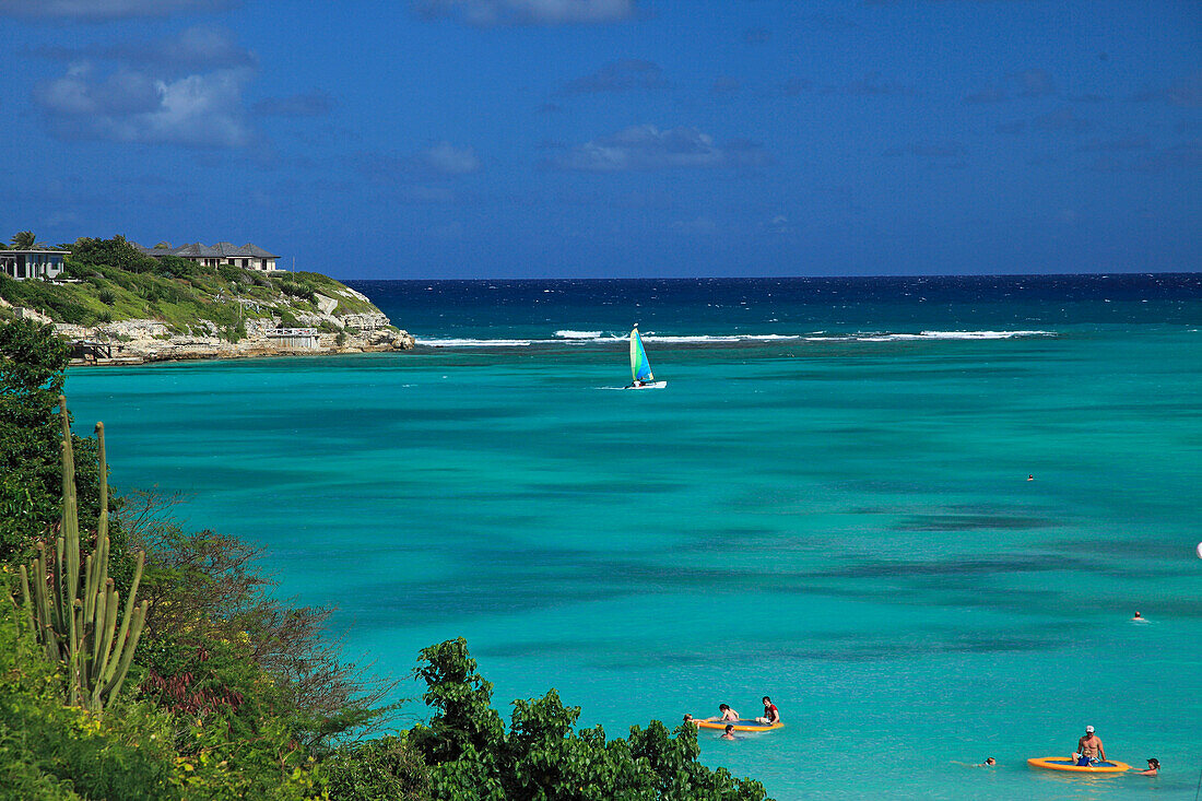 Menschen baden in einer Bucht, The Veranda Resort, Antigua, Westindische Inseln, Karibik, Mittelamerika, Amerika