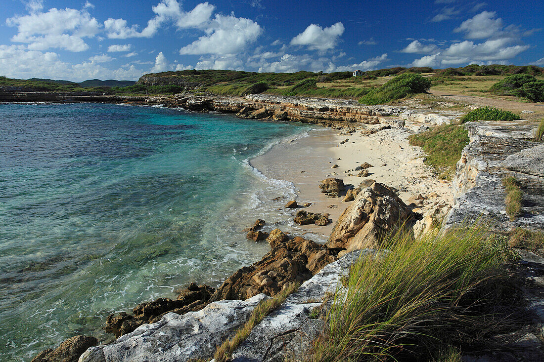 Blick über Strand mit Felsen, Indian Town Point, Antigua, Westindische Inseln, Karibik, Mittelamerika, Amerika