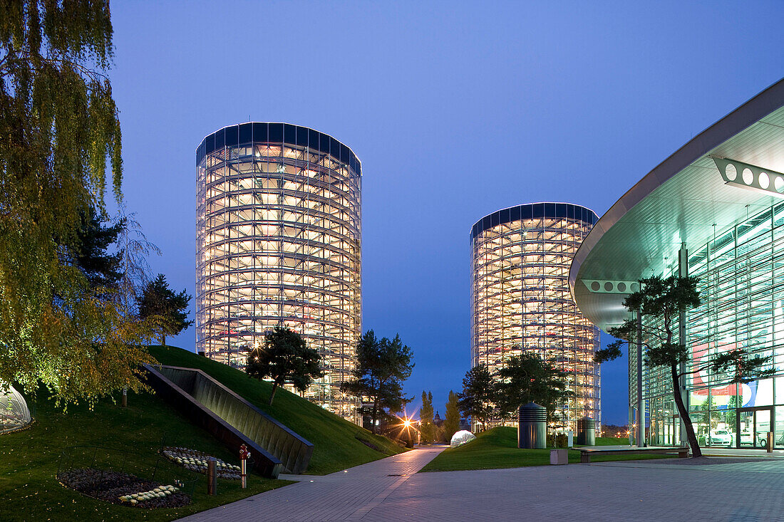 CarTowers and CustomerCentre in the evening, Autostadt, Wolfsburg, Lower Saxony, Germany, Europe