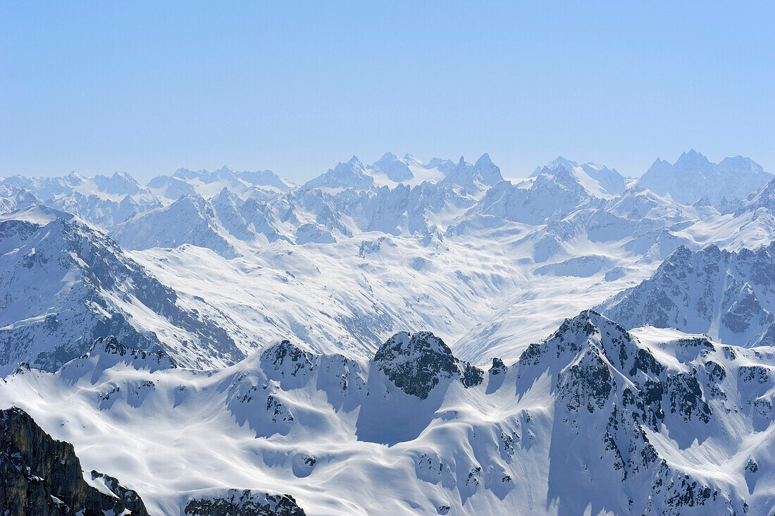 Blick auf Silvretta mit Dreiländerspitze, Piz Buin, Silvrettahorn und Piz Verstancla, Sulzfluh, Rätikon, Montafon, Vorarlberg, Österreich