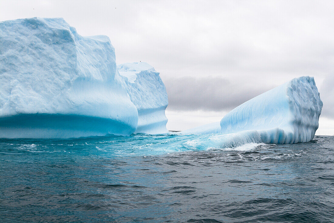 Blauer Eisberg vor der Antarktischen Halbinsel, Südpolarmeer, Antarktis