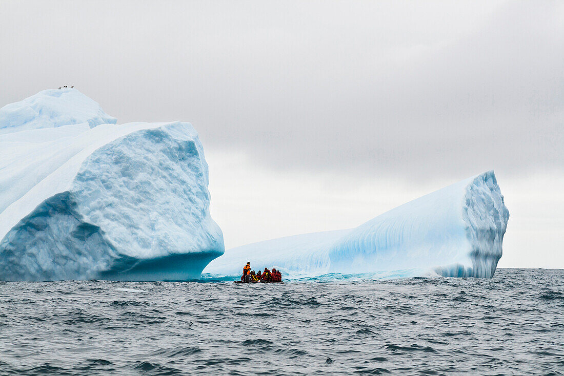 Eisberg und Zodiac vor der Antarktischen Halbinsel, Antarktis