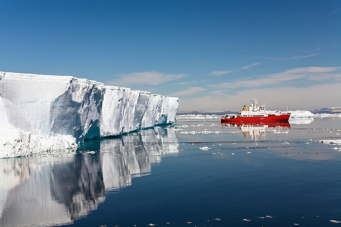 Tafeleisberg mit Kreuzfahrtschiff, Weddellmeer, Antarktis