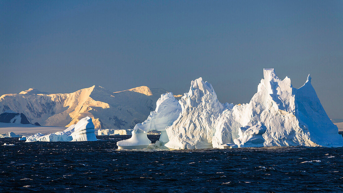 Eisberg bei Sonnenaufgang am Südpolarkreis, Adelaide Island, Antarktische Halbinsel, Antarktis