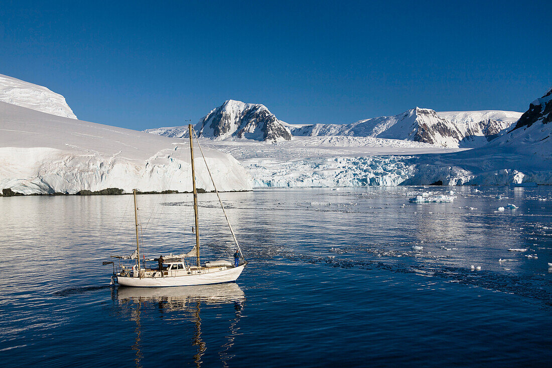 Segelboot vor der Antarktischen Halbinsel, Grahamland, Antarktis