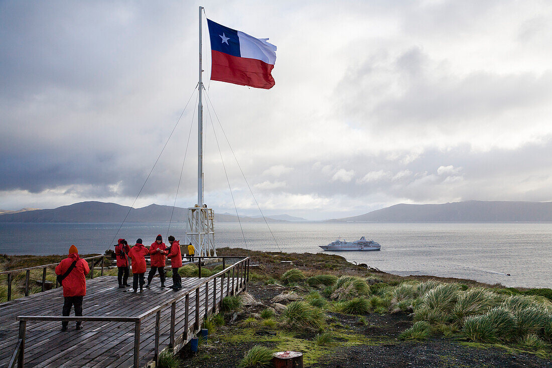 Chilenische Flagge am Kap Hoorn, Kap Hoorn Nationalpark, Insel Hoorn, Archipel, Patagonien, Chile, Südamerika