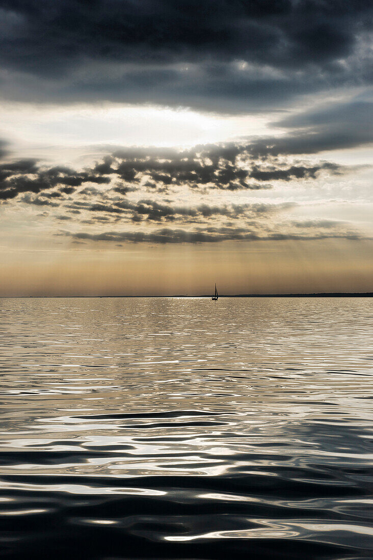 Segelboot auf der Ostsee bei Warnemünde, Hansestadt Rostock, Mecklenburg-Vorpommern, Deutschland