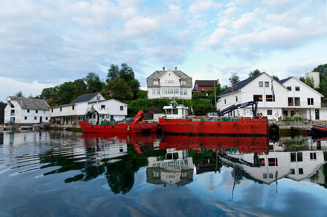 Hafen in Kolbeinshamn, Insel Huftaroy, Austevoll, Norwegen