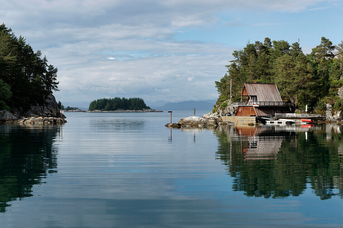 Hafenausfahrt in Kolbeinshamn, Insel Huftaroy, Austevoll, Norwegen