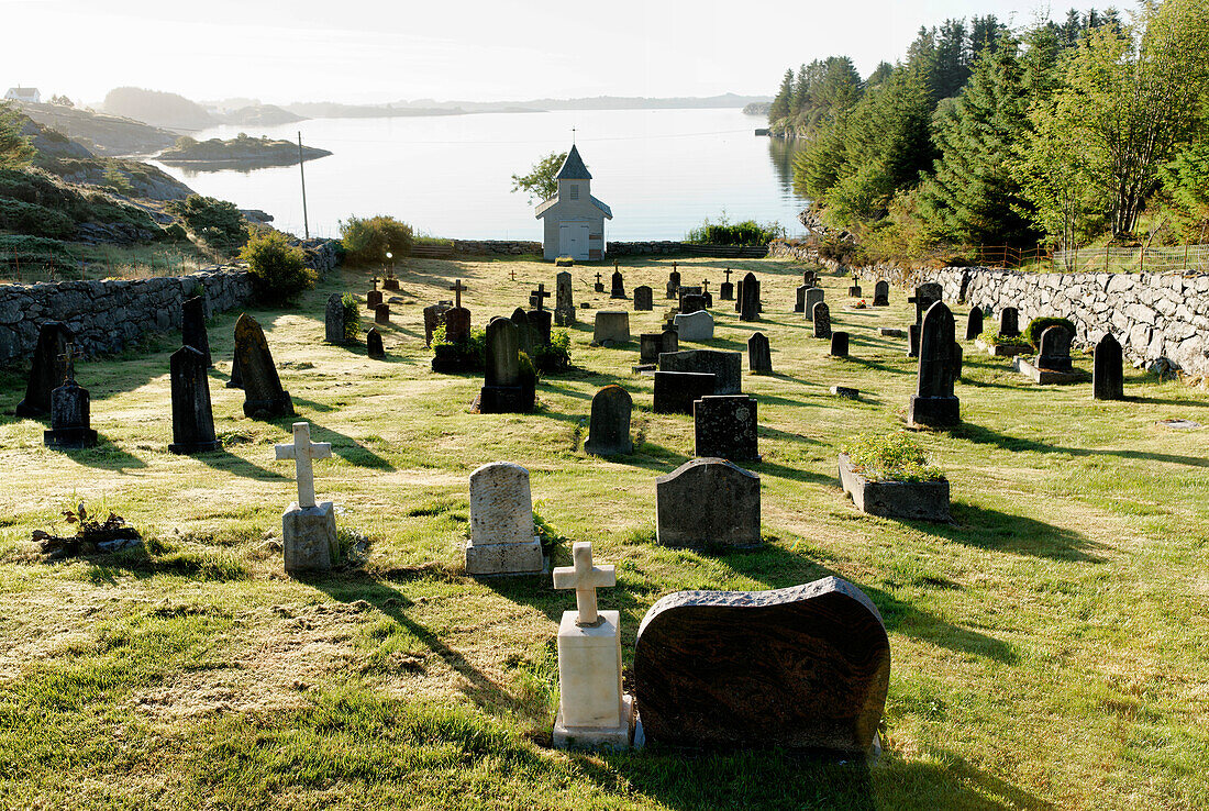 Friedhof in Bakkasund, Nordsee, Austevoll, Norwegen