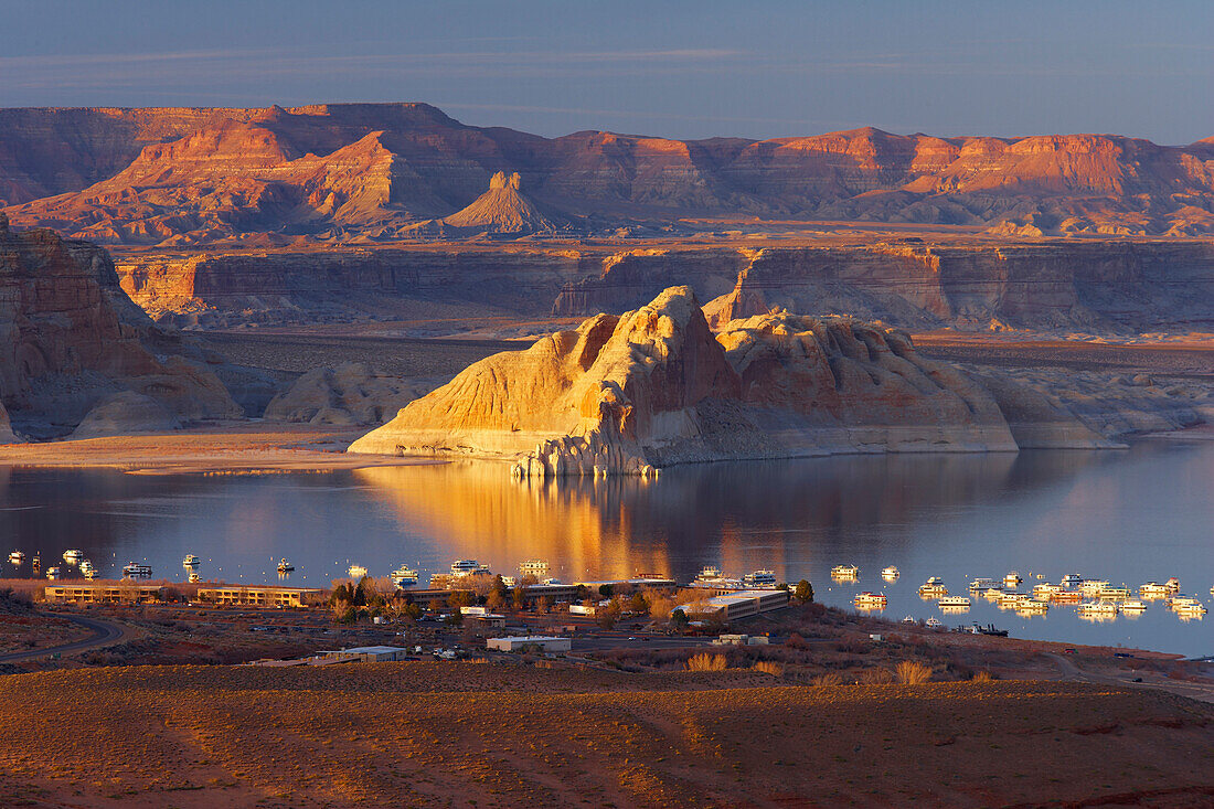 Lake Powell with Wahweap Bay and Wahweap Marina in the evening, Glen Canyon National Recreation Area, Arizona and Utah, USA, America