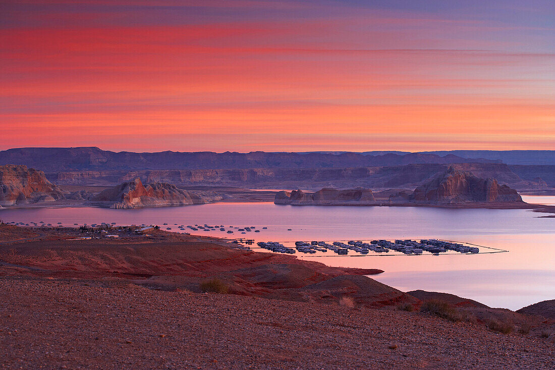 Lake Powell, Wahweap Bay und Wahweap Marina am Morgen, Glen Canyon National Recreation Area, Arizona und Utah, USA, Amerika