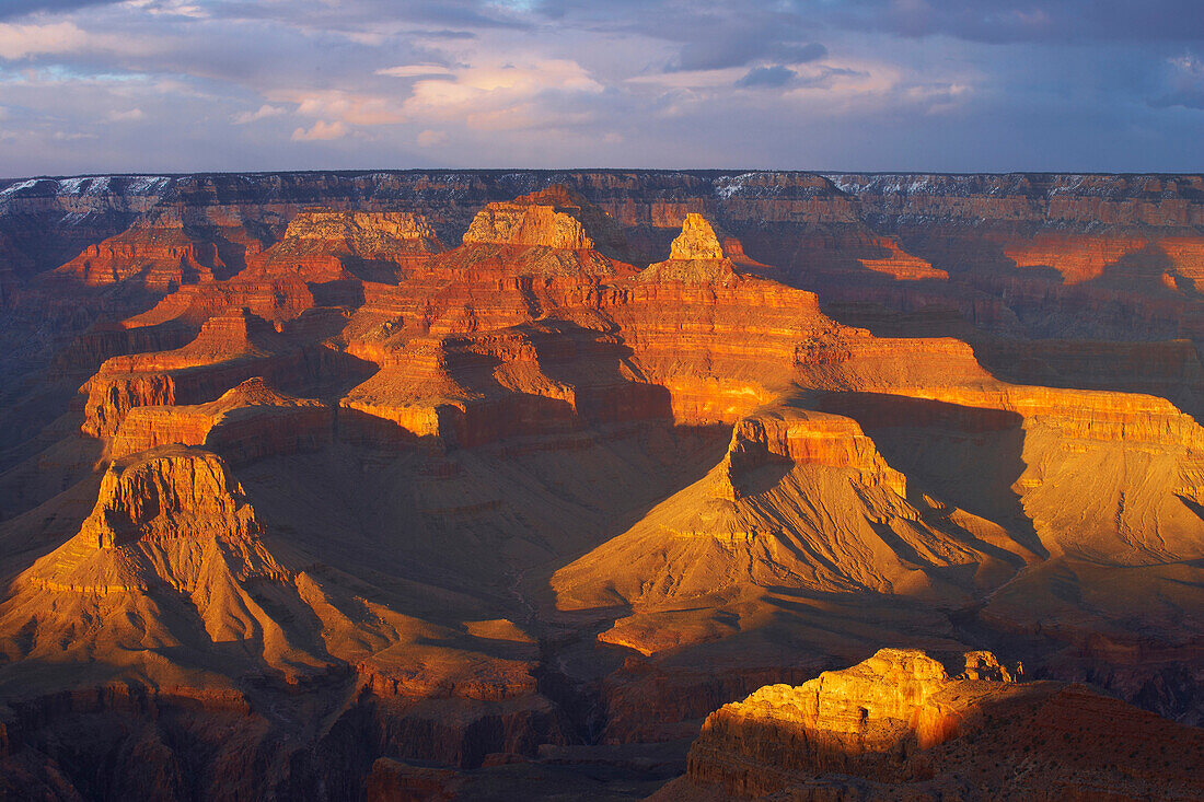 Blick vom Mather Point über den Grand Canyon im Abendlicht, South Rim, Grand Canyon National Park, Arizona, USA, Amerika