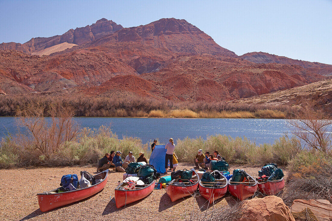 People and canoes on the bank of the Colorado river, Canoe, Lees Ferry, Marble Canyon, Arizona, USA, America