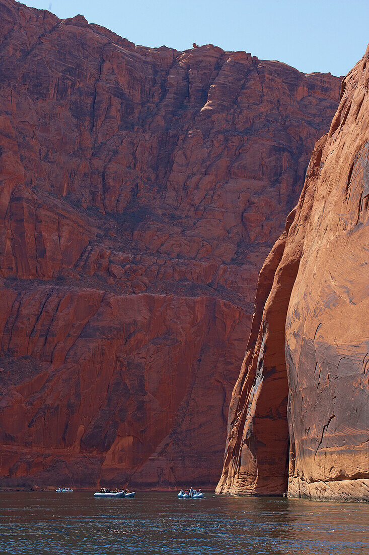 Rubber boats on the Colorado river from Glen Canyon Dam to Lees Ferry, Glen Canyon, Arizona, USA, America