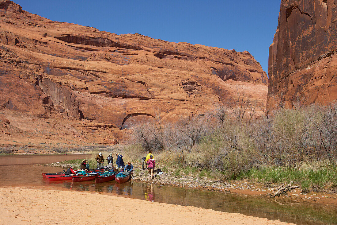 People in canoes on the Colorado river from Glen Canyon Dam to Lees Ferry, Glen Canyon, Arizona, USA, America