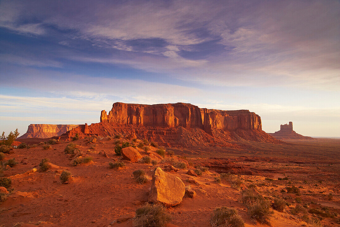 Blick auf Sentinel Mesa am Morgen, Monument Valley, Navajo Tribal Park, Navajo Indian Reservation, Arizona, USA, Amerika