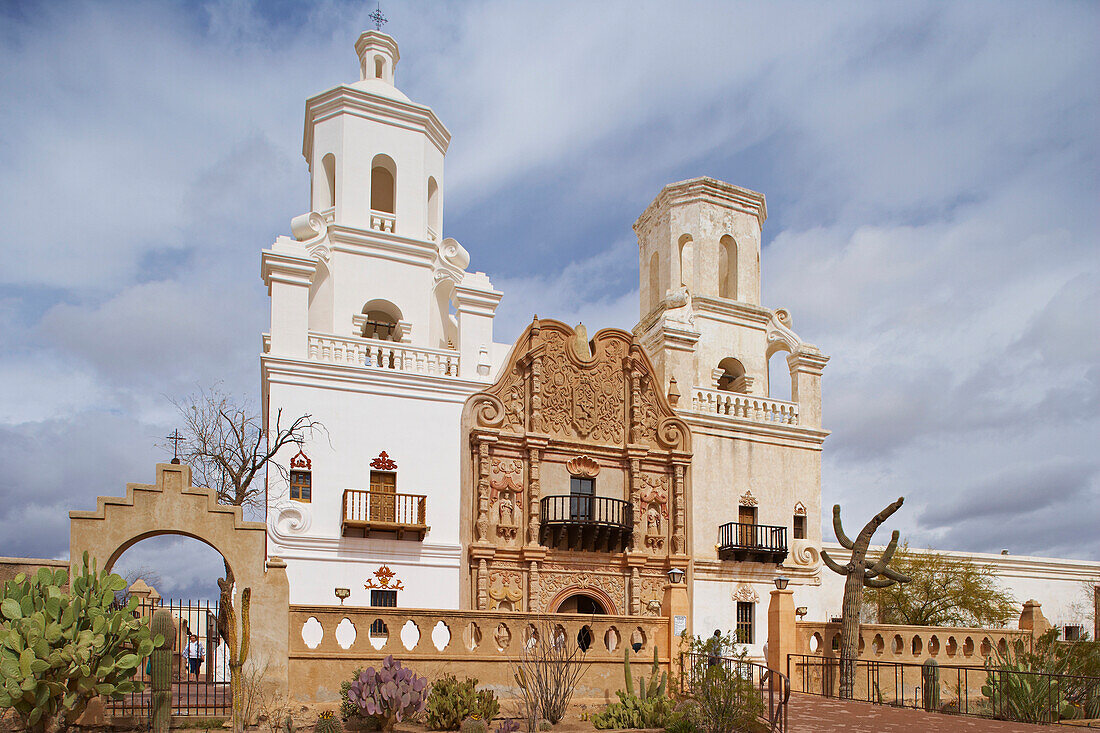 Mission San Xavier del Bac, Tucson, Sonora Desert, Arizona, USA, America