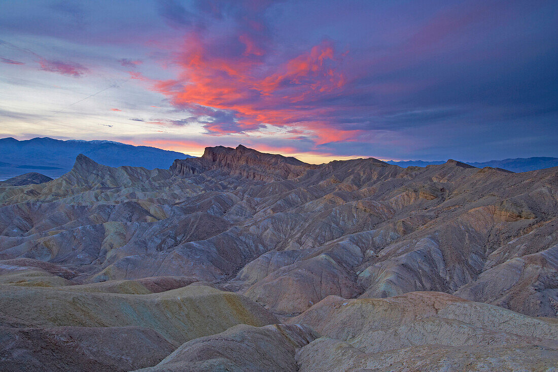 Zabriskie Point im Death Valley am Abend, Panamint Mountains, Death Valley National Park, Kalifornien, USA, Amerika