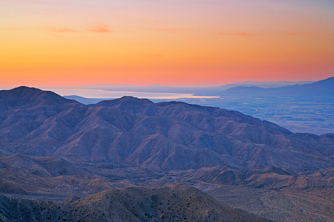 Blick von Keys View auf Coachella Valley mit Little San Bernardino Mts. bei Sonnenaufgang, Salton Sea, Indio, Santa Rosa Mts., Joshua Tree National Park, Kalifornien, USA, Amerika