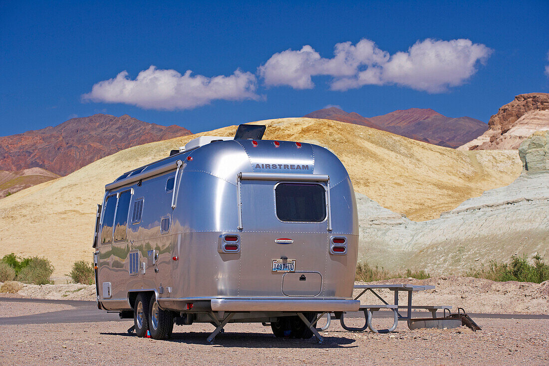 Silberner Airstream Wohnwagen in der Wüste, Death Valley National Park, Kalifornien, USA, Amerika