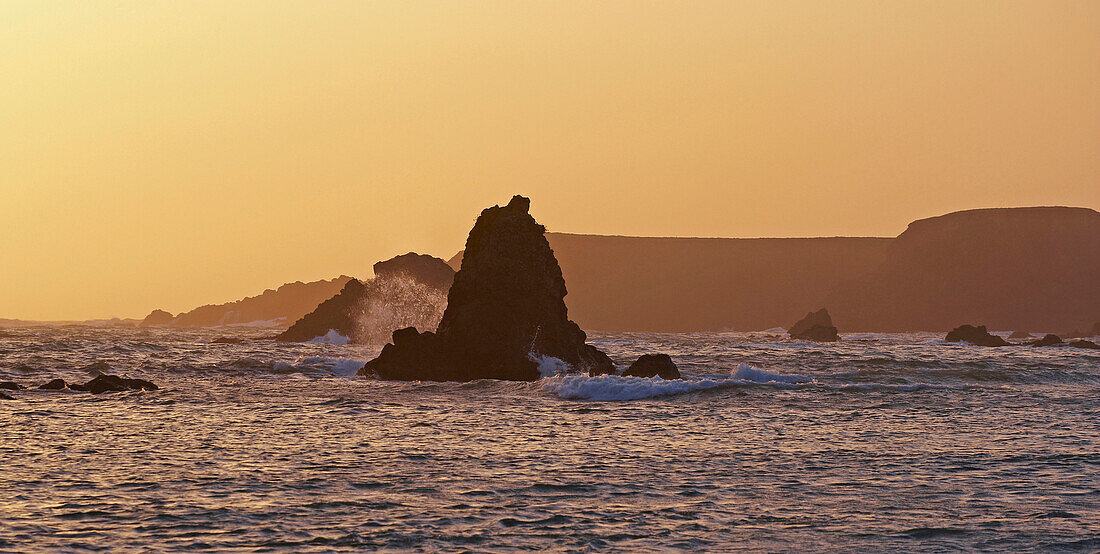 Pazifische Küste bei Albion bei Sonnenuntergang, Mündung des Albion River in den Pazifik, Mendocino, Kalifornien, USA, Amerika