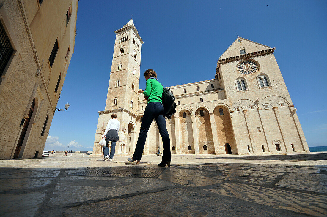 Im Hafen von Trani mit Kathedrale von Trani im Hintergrund, Trani, Apulien, Italien