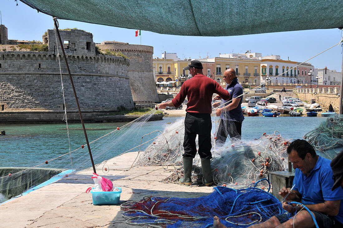 Fischer am Hafen von Gallipoli im Salento, Apulien, Italien