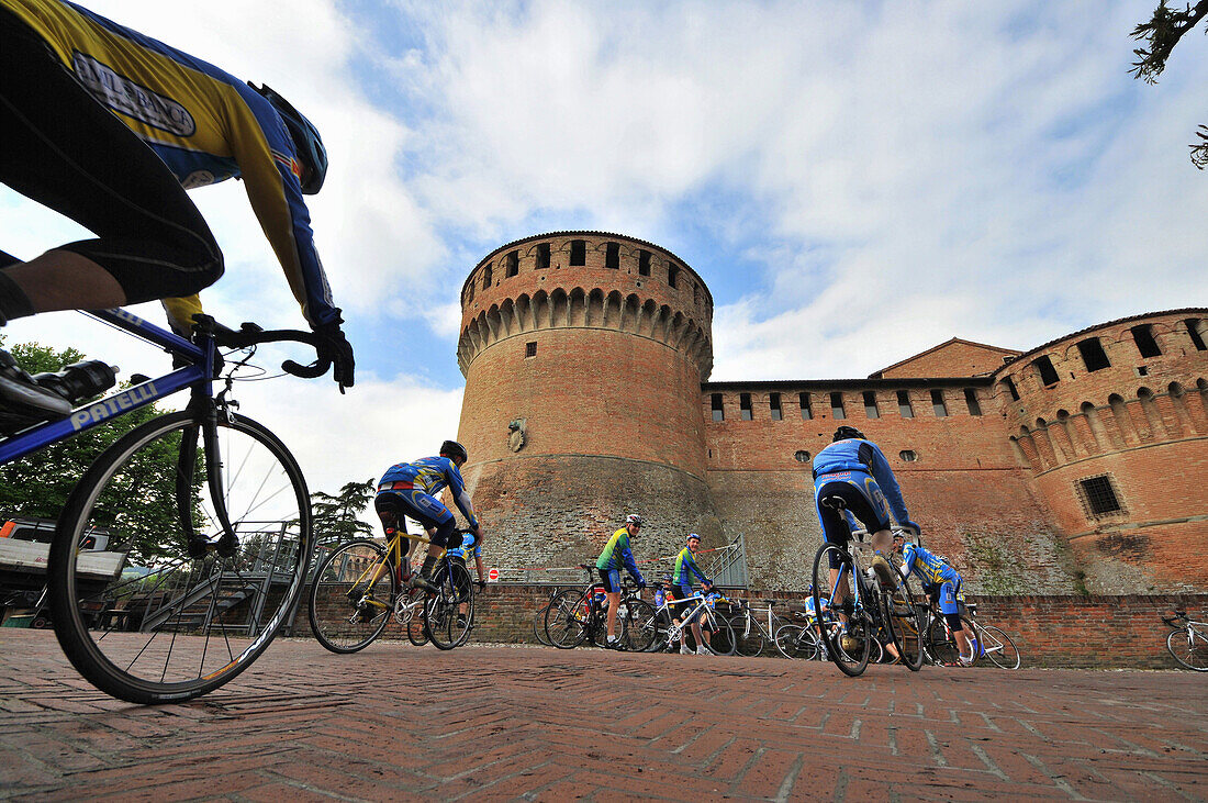 Radfahrer an der Burg von Dozza bei Imola, Emilia Romagna, Italien
