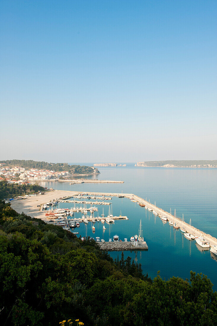 Blick auf den Hafen von Pylos und die Insel Sfaktiria, Pylos, Ionisches Meer, Peloponnes, Griechenland, Europa