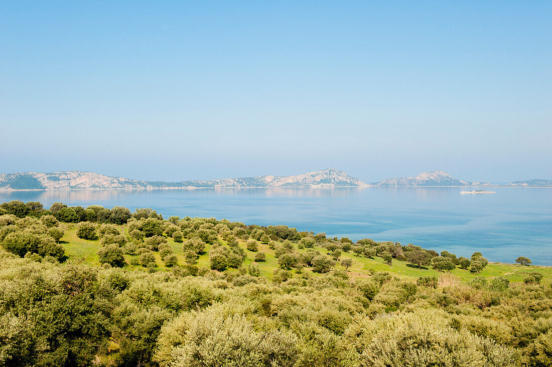 Costa Navarino, natürliche Bucht vor Pylos mit Blick auf die Insel Sfaktiria, Peloponnes, Griechenland, Europa