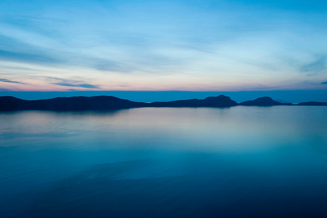 Blick zur Insel Sfaktiria in der Abenddämmerung, Ionisches Meer, Peloponnes, Griechenland, Europa