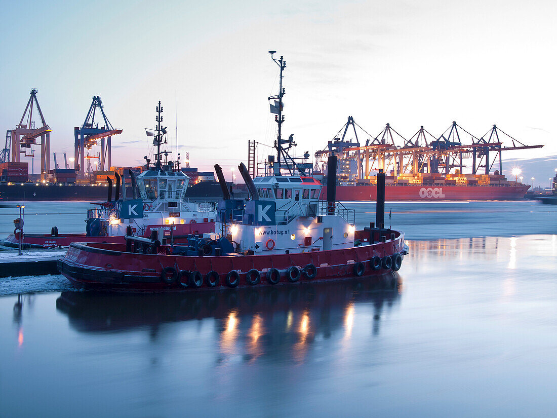 Schlepper im Hafen in der Abenddämmerung, im Hintergrund der Containerhafen Waltershof, Hansestadt Hamburg, Deutschland, Europa