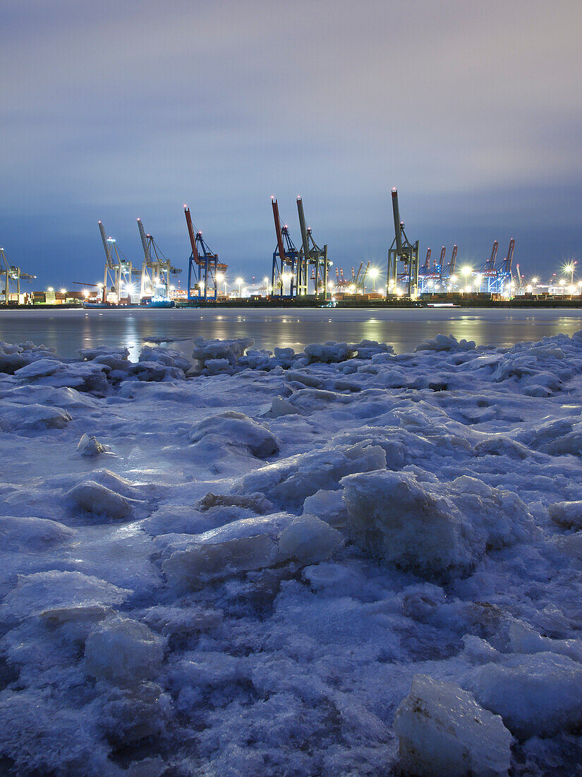 Eis am Ufer der Elbe am Abend, im Hintergrund der Containerhafen Waltershof, Hansestadt Hamburg, Deutschland, Europa