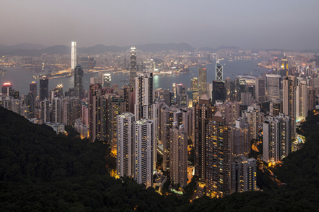 Blick vom Victoria Peak auf die Hochhäuser von Hong Kong Island und Kowloon bei Nacht, Hongkong, China, Asien