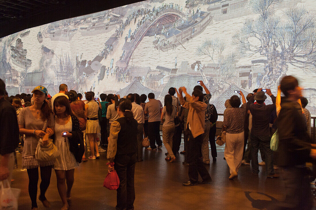 Menschen auf einer Ausstellung über die chinesische Geschichte, EXPO 2010, Shanghai, China, Asien