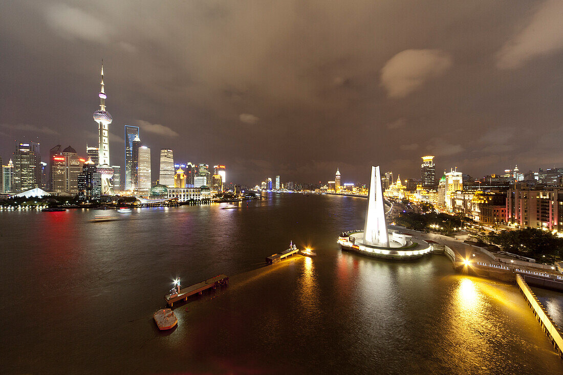 Hochhäuser von Bund und Pudong am Huangpu Fluss bei Nacht, Shanghai, China, Asien