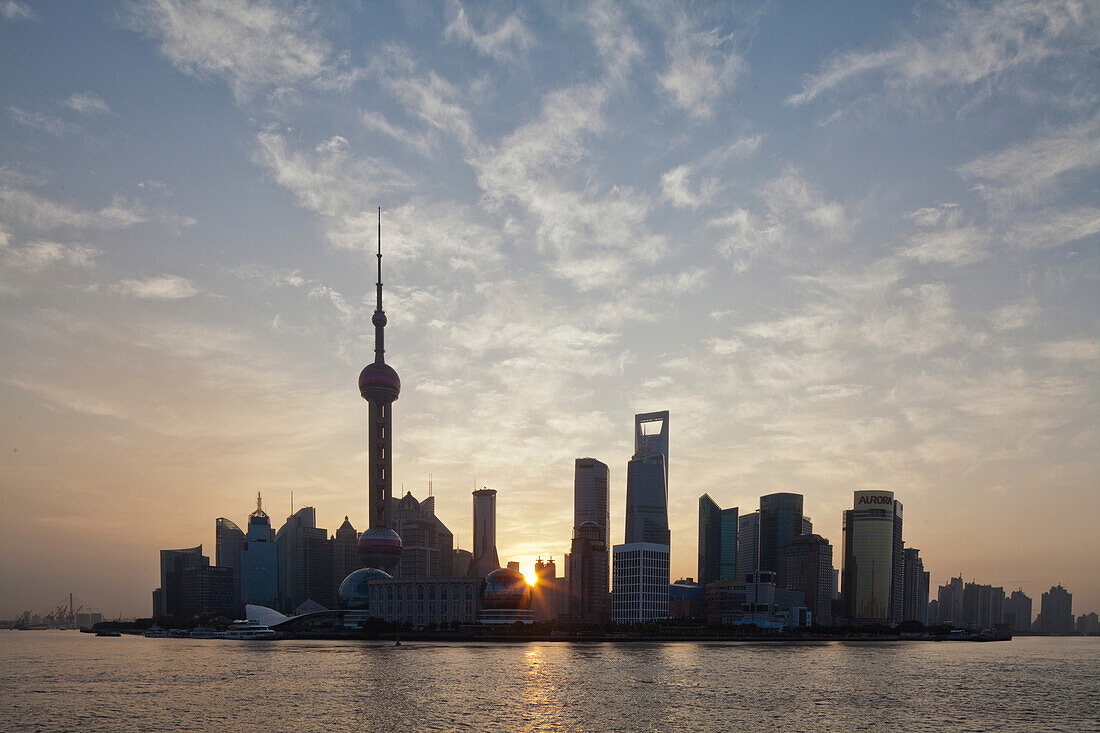 Skyline von Pudong am Huangpu Fluss bei Sonnenaufgang, Pudong, Shanghai, China, Asien