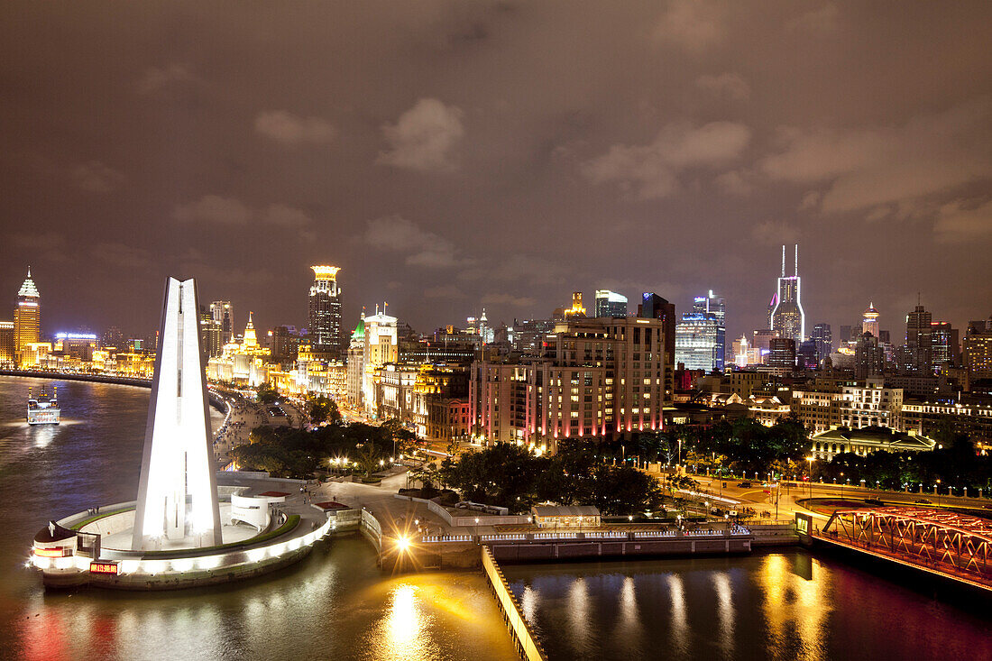 Blick über den Bund am Huangpu Fluss bei Nacht, Shanghai, Shanghai, China, Asien