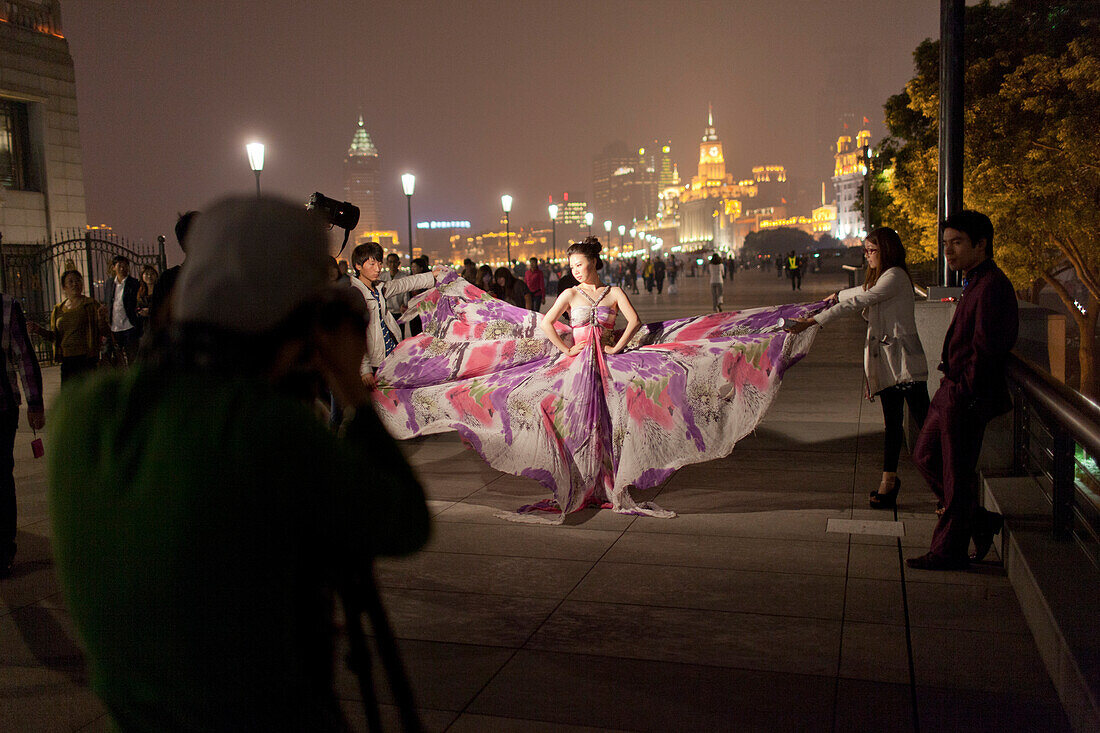 Fotograf fotografiert eine Braut am Bund bei Nacht, Shanghai, China, Asien