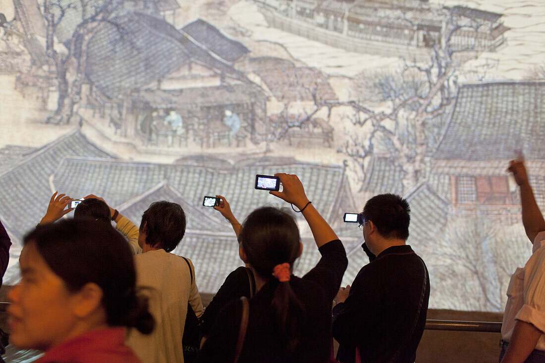 Menschen auf einer Ausstellung über die chinesische Geschichte, EXPO 2010, Shanghai, China, Asien