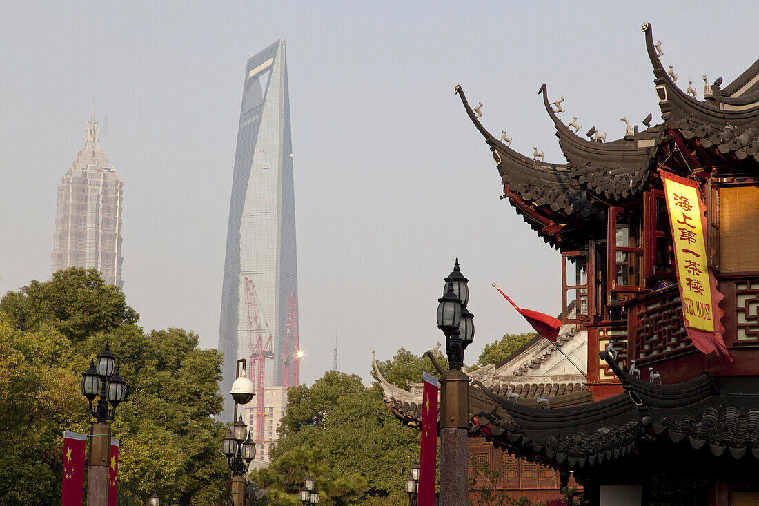 Blick auf Huxinting Teehaus am Yu Yuan Garten und World Financial Center in Pudong, Shanghai, China, Asien