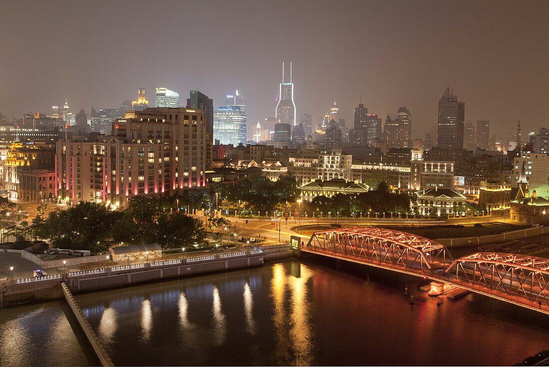 Blick auf Waibaidu Brücke und beleuchtete Häuser bei Nacht, Bund, Shanghai, China, Asien