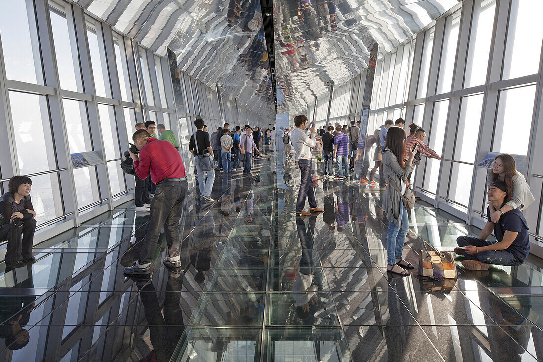 Menschen auf der Aussichtsplattform im Shanghai World Financial Center, Pudong, Shanghai, China, Asien